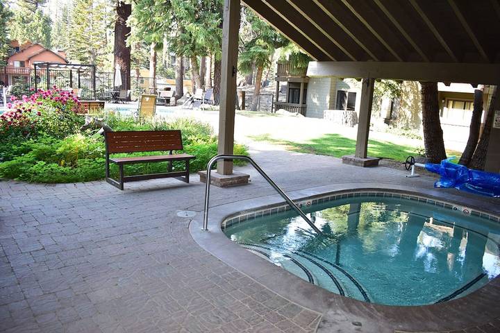 Vacation rental for 4 people, with sauna and hot tub as well as pool and balcony in Mammoth Lakes