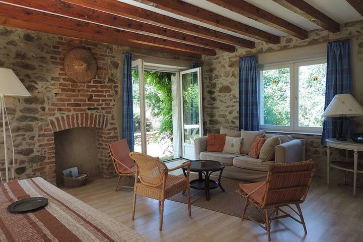 Location de vacances pour 6 personnes, avec jardin à Ars-les-Favets - 3