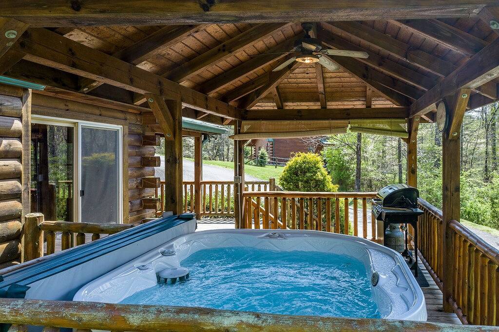 Cozy Cabin with Hot Tub; 5 miles to Harrahs Casino in Qualla, Jackson County