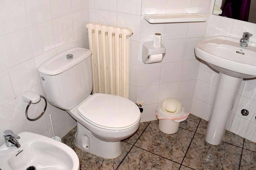 Apartamento entero, Apartamento 'Mas El Carrer - Blanc' con piscina compartida, jardín compartido y Wi-Fi in Santa Pau, Parc Natural de Zona Volcànica de la Garrotxa