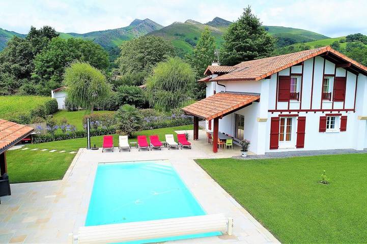 Location de vacances pour 11 personnes, avec jardin et terrasse à Sare