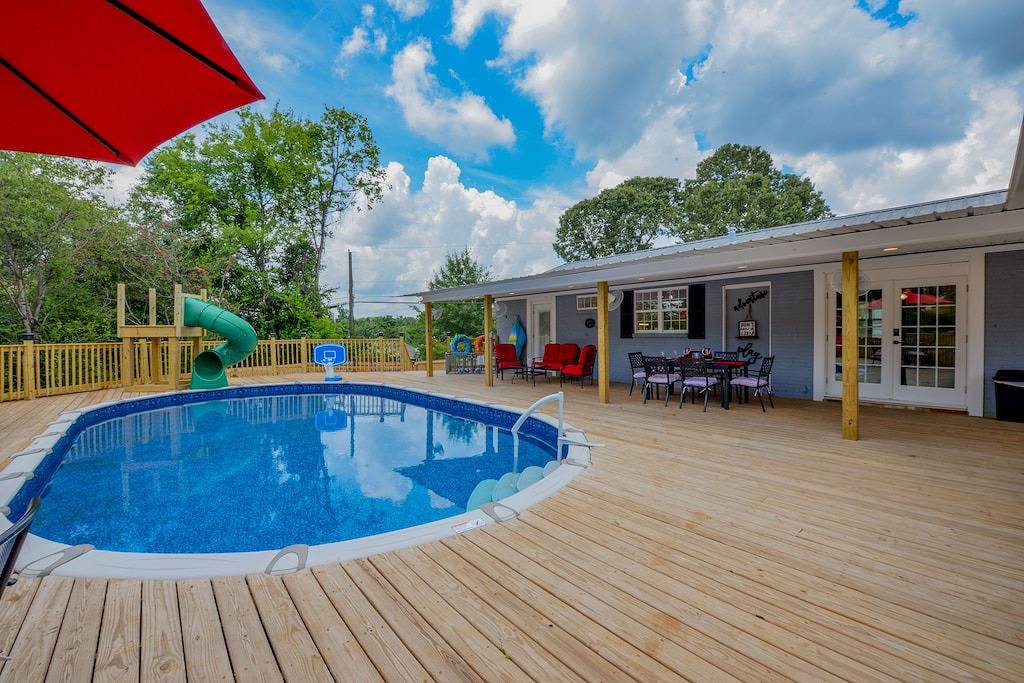 Bama Cottage-Newly renovated with pool, games, playground and more! in Tuscaloosa, Tuscaloosa County
