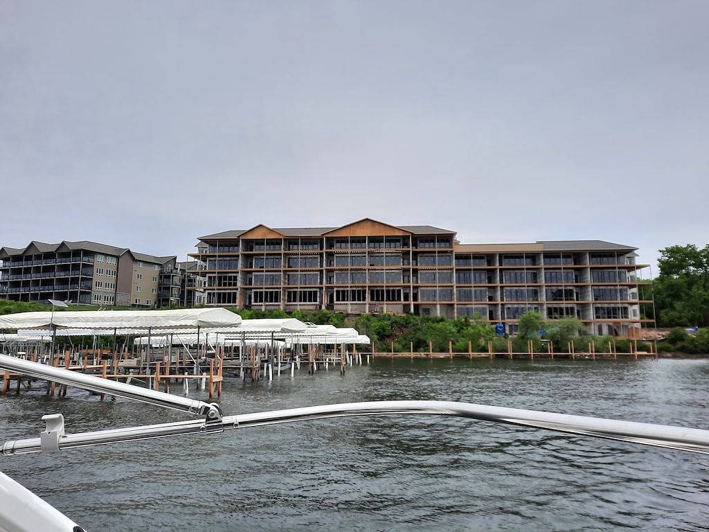 Ganze Wohnung, Direct Lakeside View, 3 Bed, 2 Bath Condo at Bridges Bay in Dickinson County