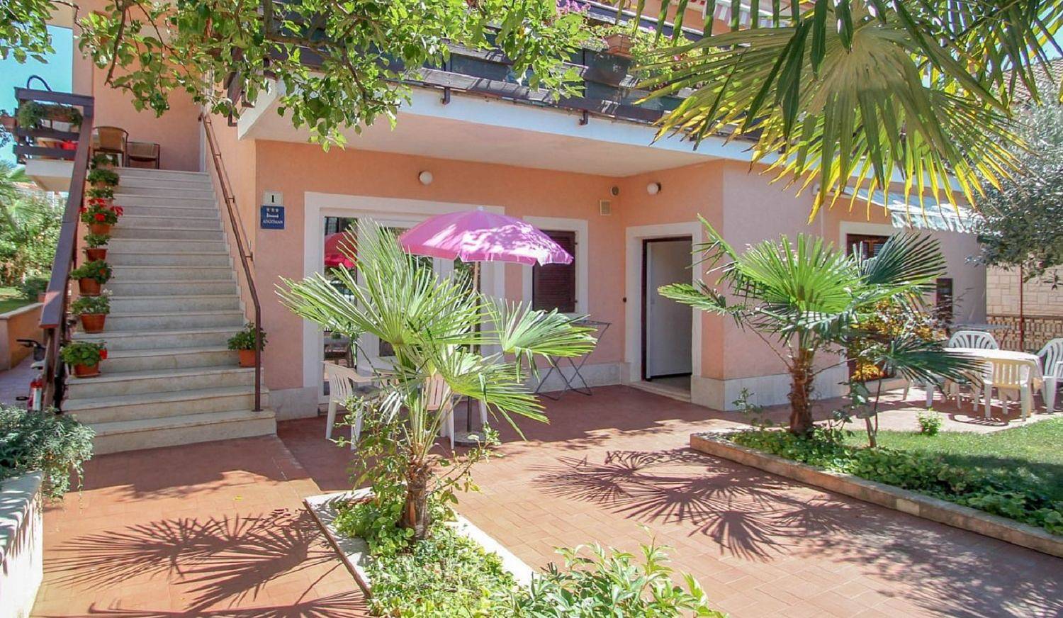Ganze Wohnung, Malerisches Apartment nur 400 Meter zum Strand mit Terrasse, Grill, Privatparkplatz in Novigrad, Umag und Umgebung