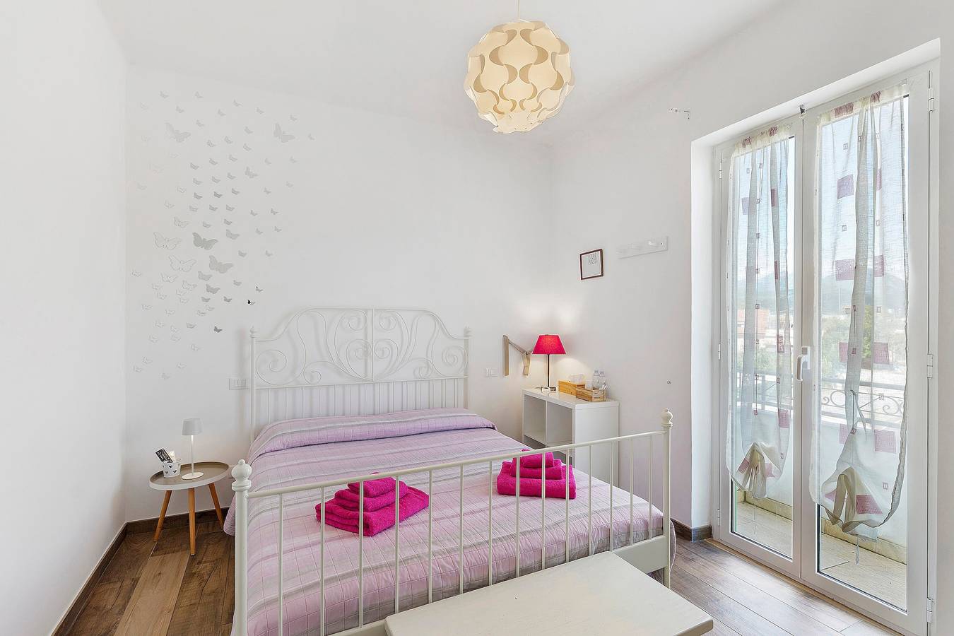 Habitación 'Farfalle' con vistas a la montaña, Wi-Fi y aire acondicionado in Albenga, Riviera di Ponente