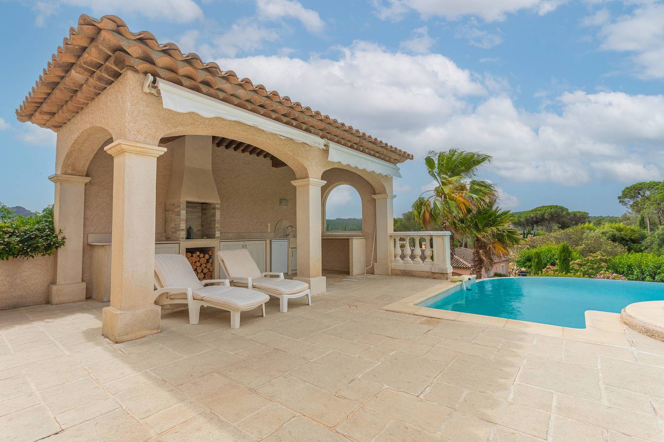 Appartement entier, Villa 'Bonheur' avec piscine privée, Wi-Fi et climatisation in Saint-Raphaël, Massif de l'Esterel