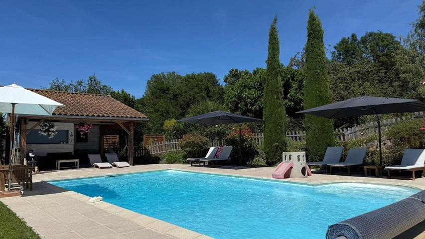 Location de vacances pour 6 personnes, avec piscine ainsi que vue et jardin à Oytier-Saint-Oblas