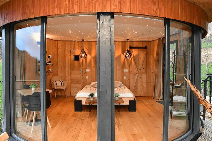 Location de vacances pour 2 personnes, avec balcon ainsi que jacuzzi et piscine à La Côte-Saint-André - 3