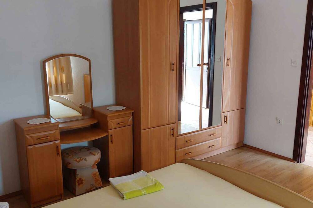 Cały apartament, Apartament wakacyjny na wybrzeżu, tylko 20 m do morza in Lukovo Šugarje, Velebit Nature Park