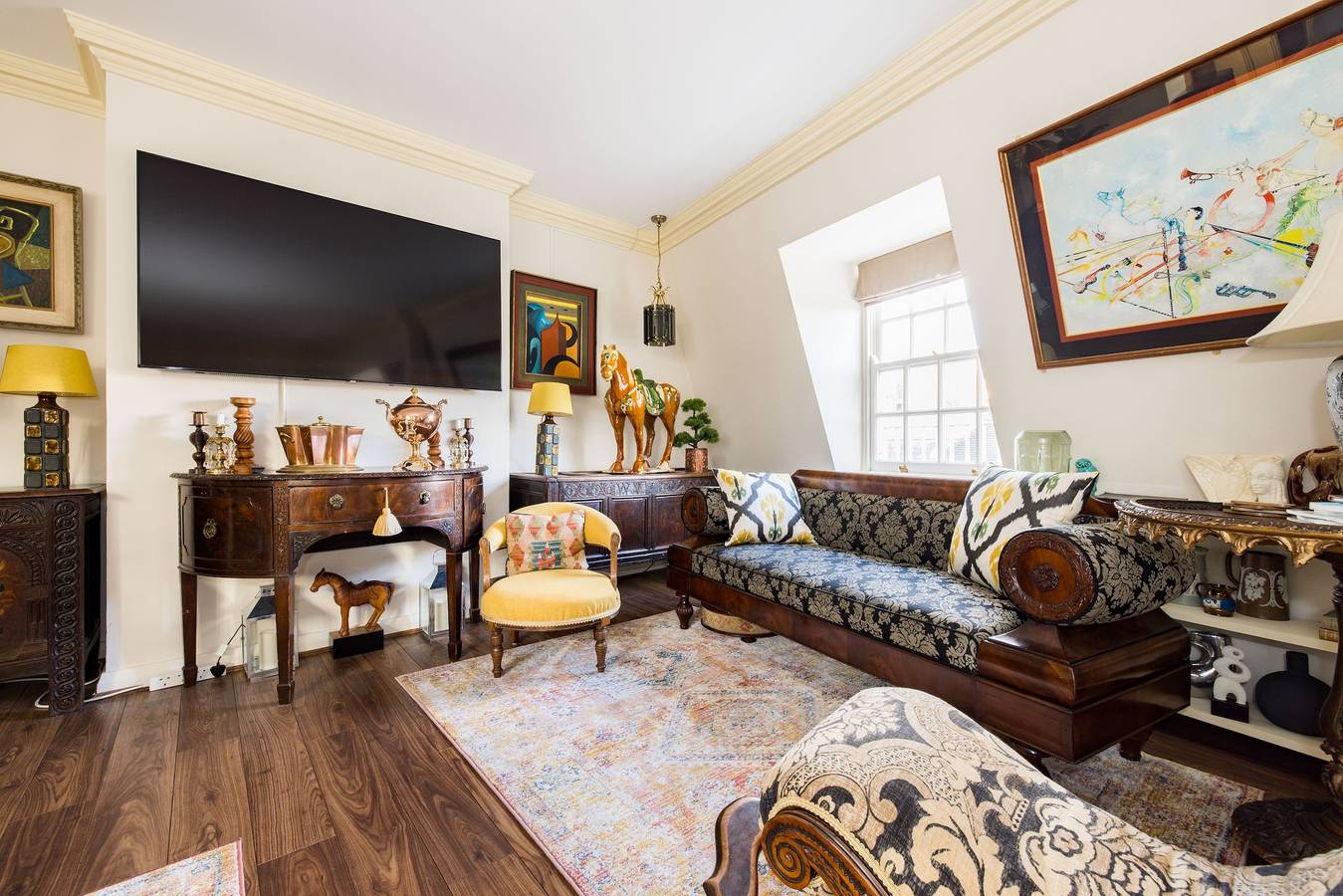 Entire vacation apartment, Mayfair 3-Bed 6-Guest w/Patio & ac Berkeley Square in London, South East England