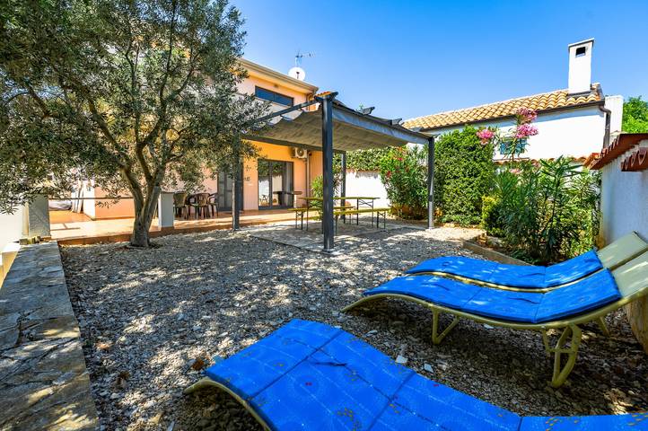 Ferienwohnung für 4 Personen, mit Terrasse und Garten in Nova Vas