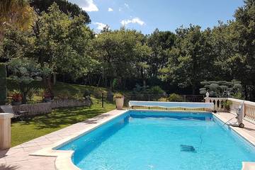 Agriturismo pour 10 personnes, avec piscine et jardin à Rochegude
