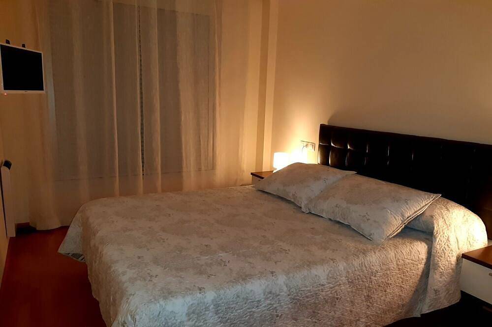 Entire apartment, Apartment In 1St Line Of Beach With Wifi - Puerto De Cariño in Cariño, Galician Coast