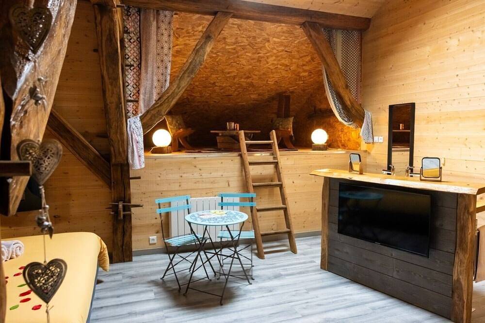 Chambre d'hôtes « Séquoia » avec terrasse commune, jardin commun et jacuzzi non privatif in Vellerot-lès-Vercel, Jura Francais
