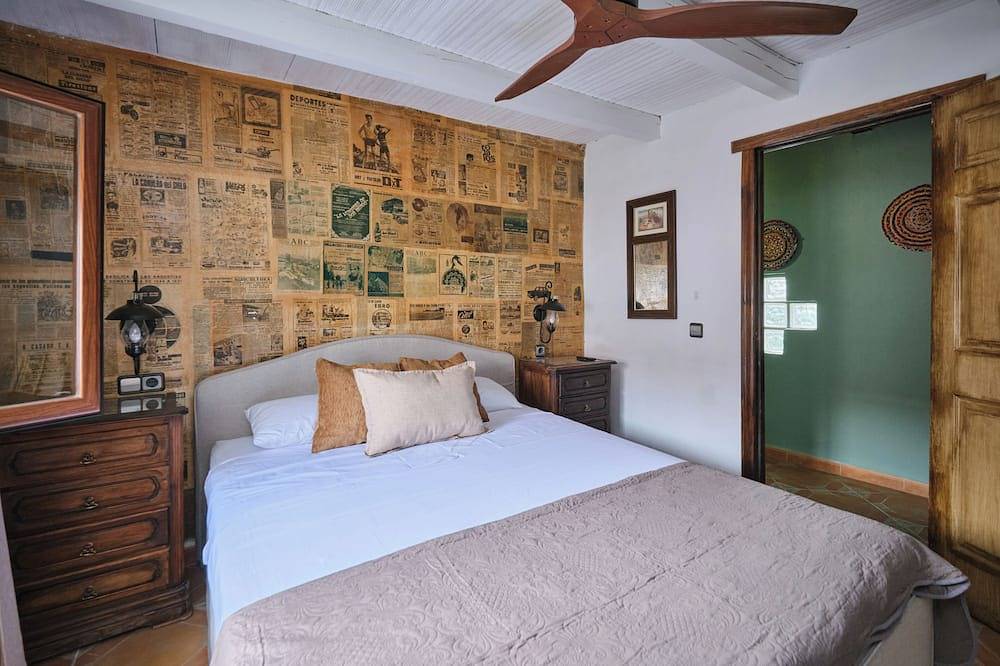 La Resinera Luxury Bedroom, the newspaper room. in Arenas del Rey, Cordillera Penibética