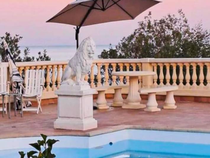 Gîte pour 10 personnes, avec jardin ainsi que piscine et balcon, adapté aux familles dans Agay - 4