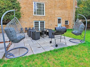 Holiday Rental for 17 People in Milton Keynes, South East England, Photo 2