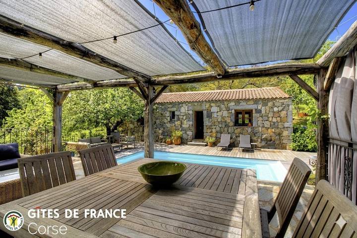 Gîte pour 2 personnes, avec Terrasse et Jardin ainsi que Piscine et Vue à Levie - 3