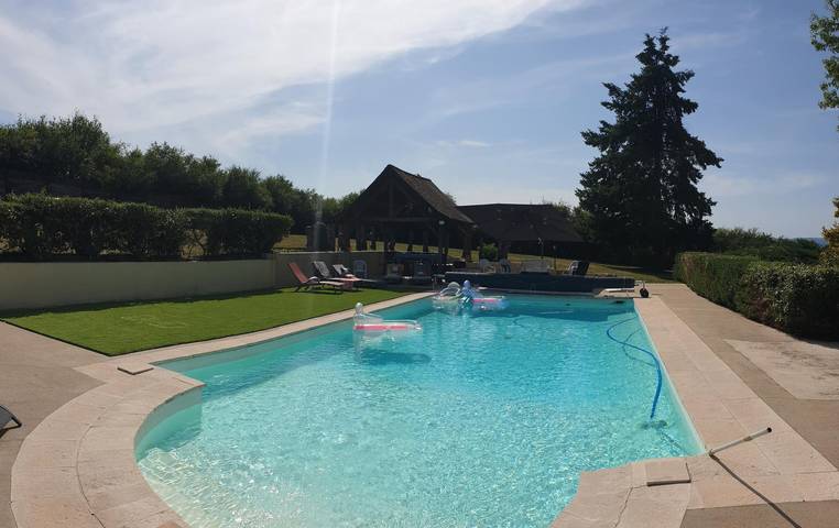 Gîte pour 2 personnes, avec Terrasse ainsi que Jardin et Piscine à Autun