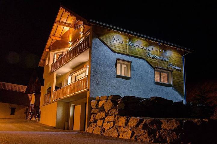 Gîte pour 9 personnes, avec Balcon et Jacuzzi ainsi que Jardin et Sauna