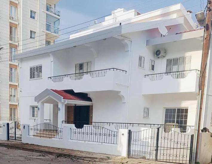Casa vacanza per 12 persone, con Balcone e Terrazza nonché Giardino e Piscina a Famagosta