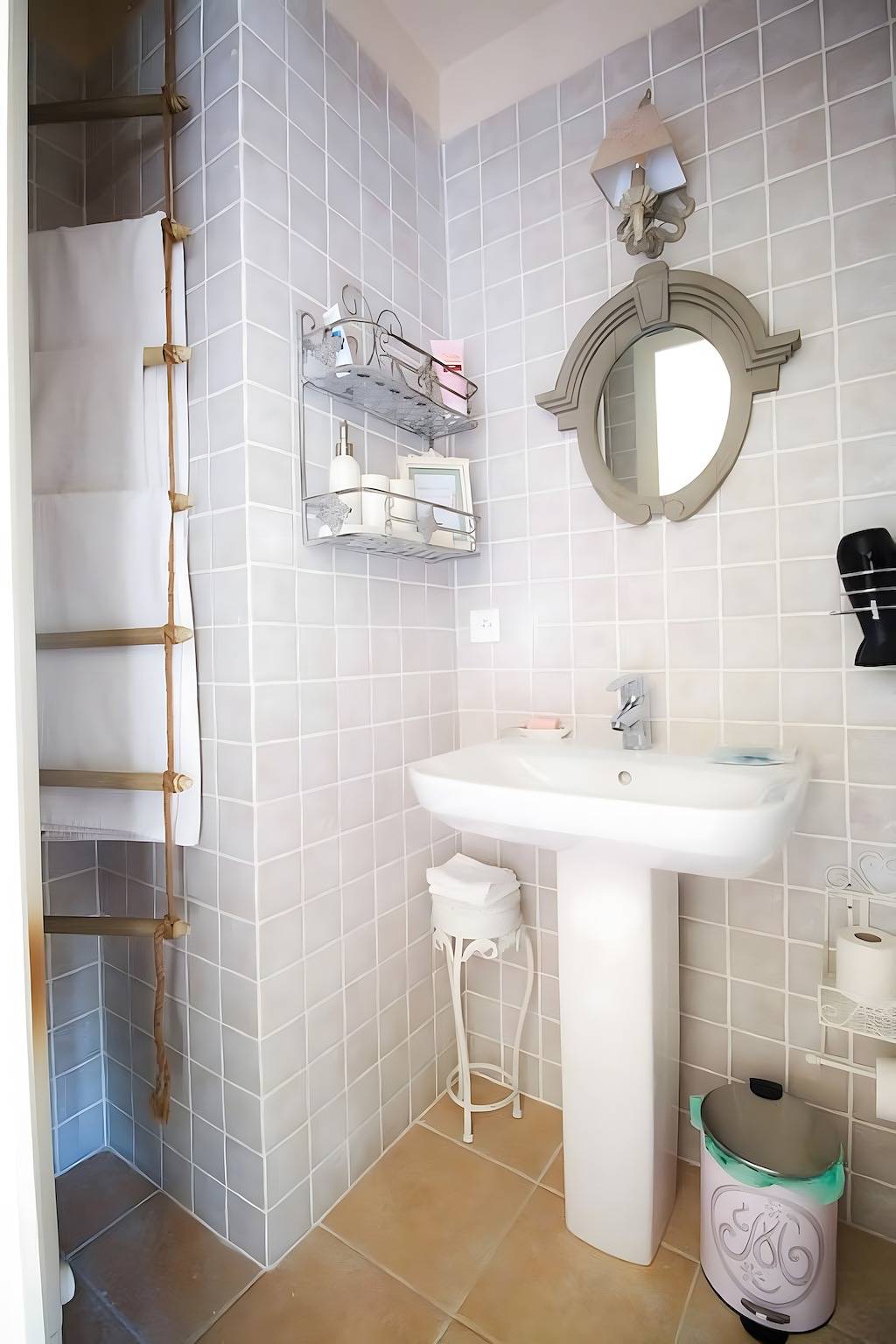 Gästezimmer 12 m² mit privatem Bad, Chic & Charme, Pool, Gemeinschaftsgarten, Wlan in Suzay, Les Andelys und Umgebung