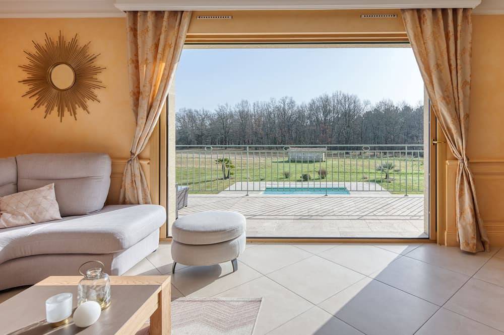 Château 5★ Mariage, anniversaire, séminaire..Piscine chauffée,sauna, billard,vin in Petit-Palais-et-Cornemps, Région de Libourne