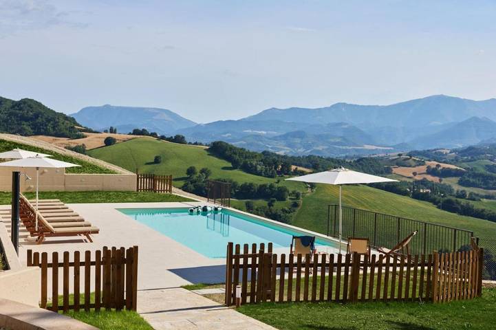 Casa vacanza per 12 persone, con Giardino e Piscina nonché Panorama a Fermignano