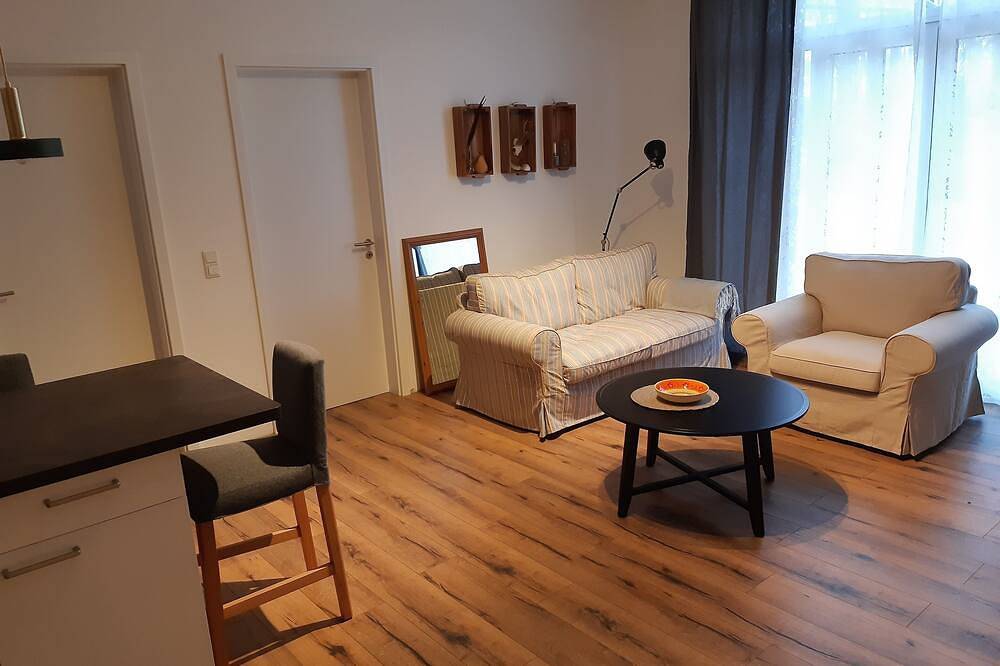 Ganze Wohnung, Freundliche, neu eingerichtete Ferienwohnung  mit guter Verkehrsanbindung! in Hatten, Naturpark Wildeshauser Geest