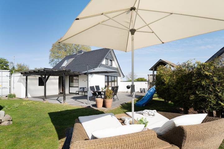 Ferienhaus für 6 Personen, mit Terrasse und Garten in Sütel