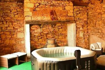 Gîte pour 5 personnes, avec terrasse ainsi que jardin et jacuzzi à Soturac