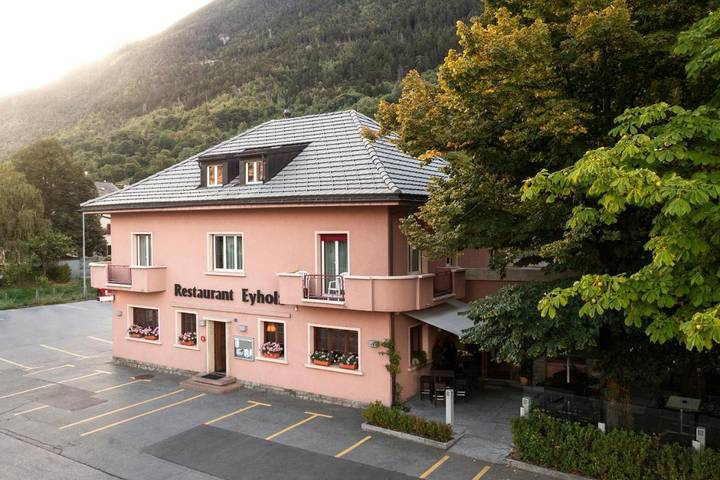 Hotel für 2 Personen, mit Balkon und Terrasse sowie Garten und Ausblick in Visp