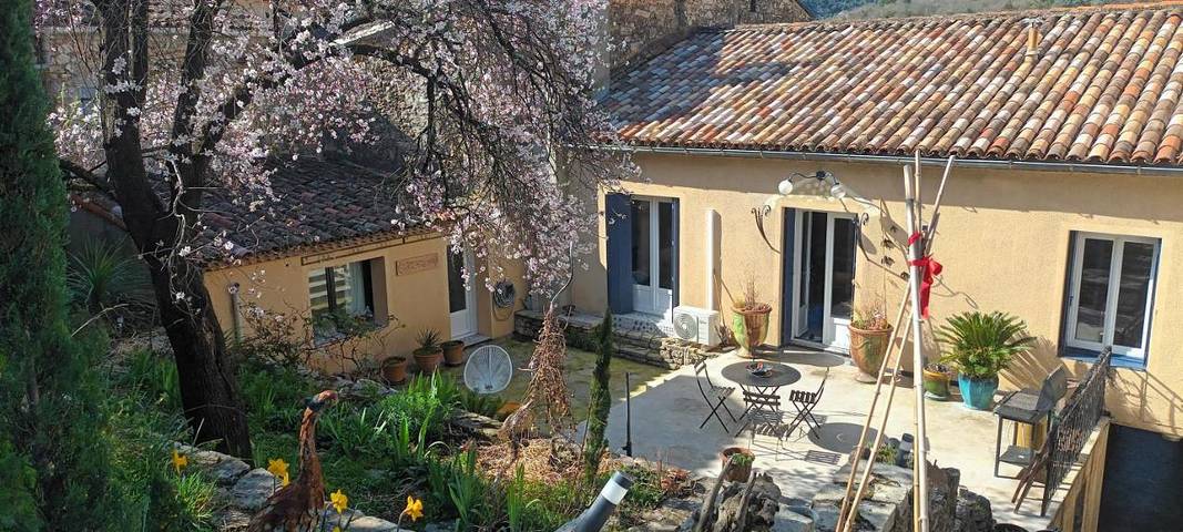 Location de vacances pour 8 personnes, avec terrasse et jardin à Bez-et-Esparon