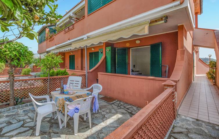 Retraite ensoleillée avec piscine et terrasse, à 700 m de la plage in Pantai (Costarainera), Costarainera