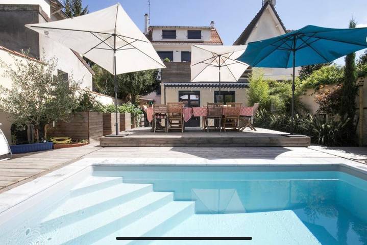Location de vacances pour 10 personnes, avec sauna ainsi que piscine et jardin à Romainville