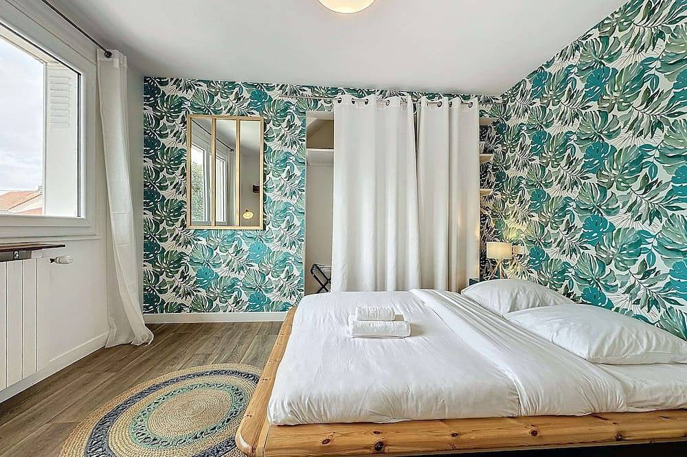 Large 6-bedroom house with garden - sleeps 12 - Quick access to Paris! in Saint-Denis, Sena-Saint Denis