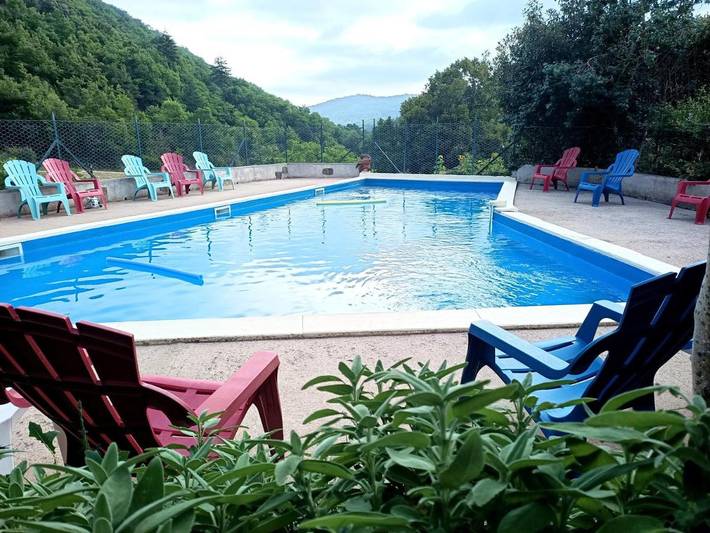Location de vacances pour 4 personnes, avec vue ainsi que piscine et terrasse, animaux acceptés à Saint-Pons-de-Thomières - 4