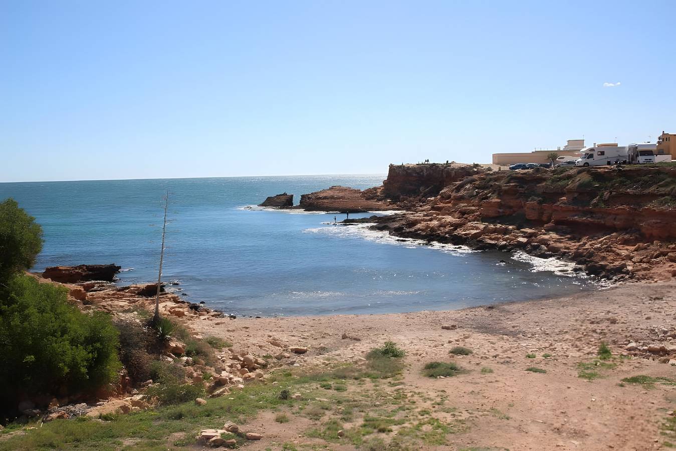 Apartamento entero, Apartamento 'La Cala' con vistas al mar, terraza compartida y Wi-Fi in Las Calas, Torrevieja
