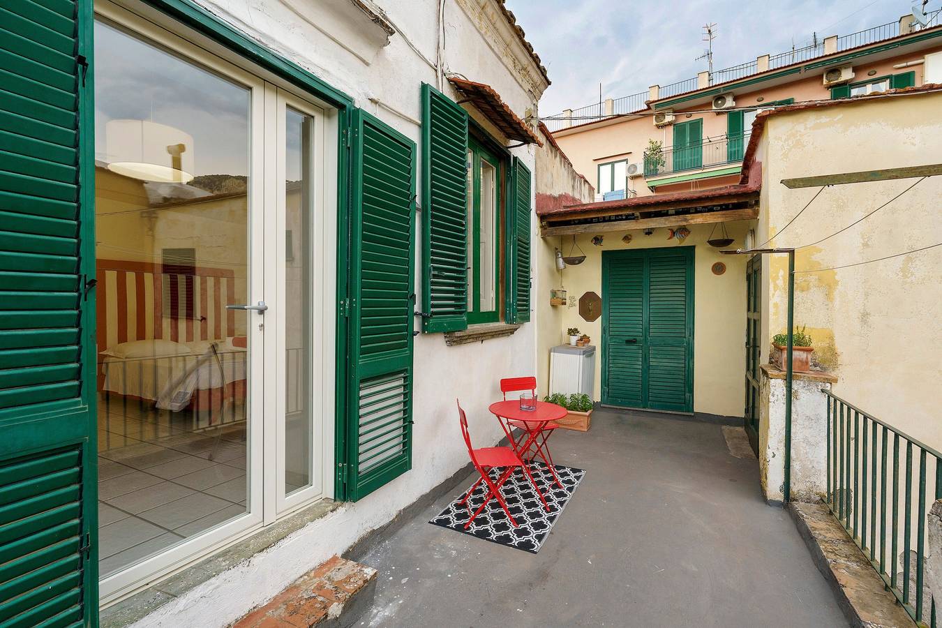 Ganze Wohnung, Apartment „Red Room“ mit Bergblick, Wlan und Klimaanlage in Meta, Sorrento Coast