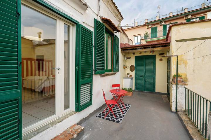 Apartamento entero, Apartamento 'Red Room' con vistas a la montaña, Wi-Fi y aire acondicionado in Meta, Sorrento Coast