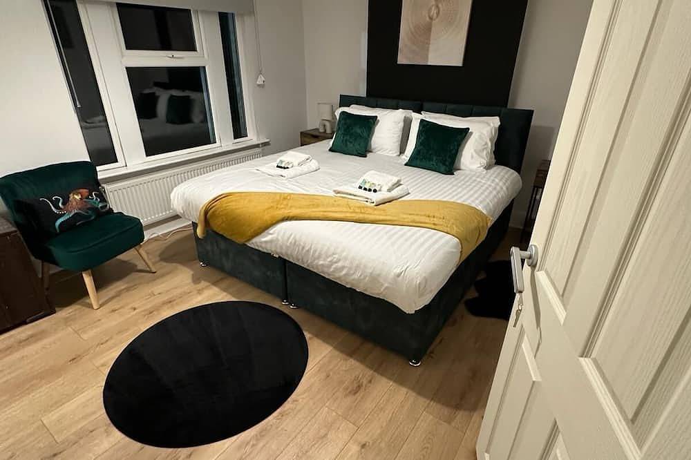 This three bedroom house features zip and link beds, one bathroom and a fully equipped kitchen. in Gloucester (UK), Gloucestershire