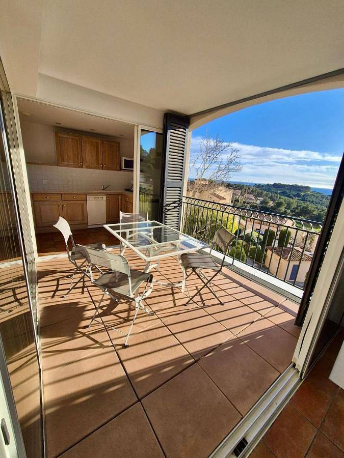 Gîte pour 4 personnes, avec vue ainsi que terrasse et piscine dans Golf De Fregate - 3