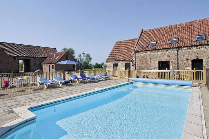 Cottage for 6 people, with pool and hot tub as well as garden in Norfolk