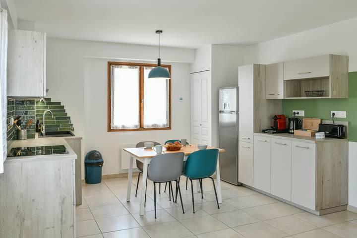 Apartamento entero, Apartamento 'Le Relai Des Gayots' con vistas a la montaña, terraza y Wi-Fi in Châteauneuf (Savoie), Chambéry region