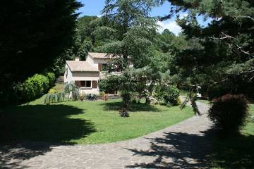 Location de vacances pour 2 personnes, avec jardin ainsi que piscine et terrasse à Gagnières