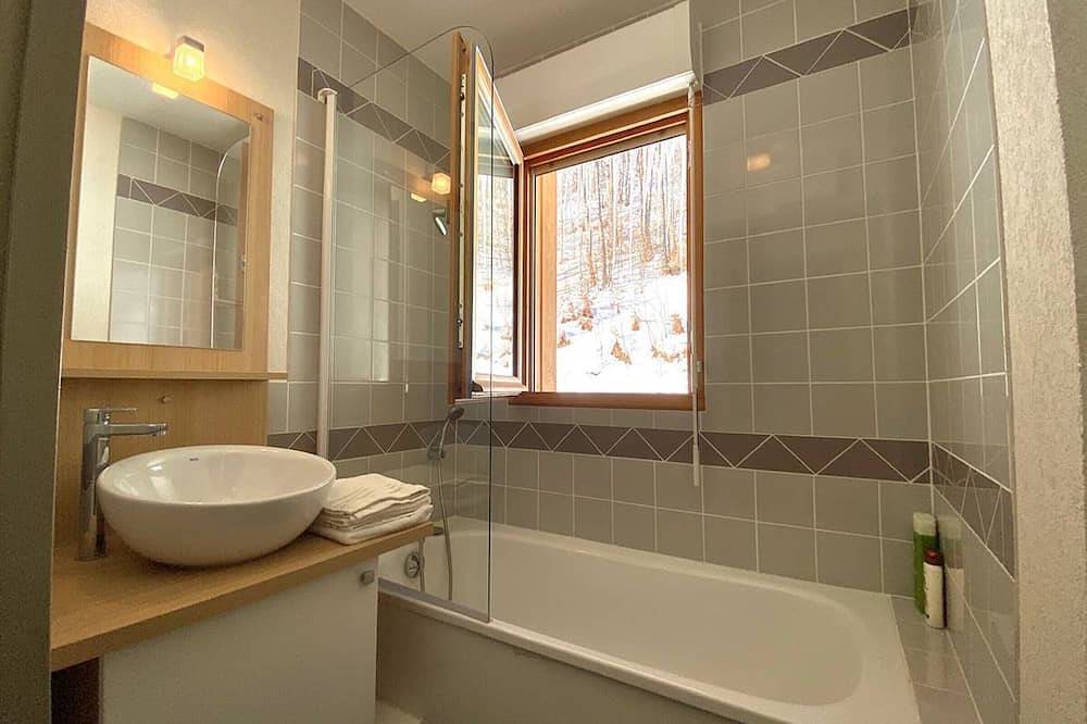 Ganze Wohnung, T2 cosy, 4 pers, tout confort, garage, balcon Sud-Ouest, Wifi, proche Thermes et commerces in Sers, Nationalpark Pyrenäen