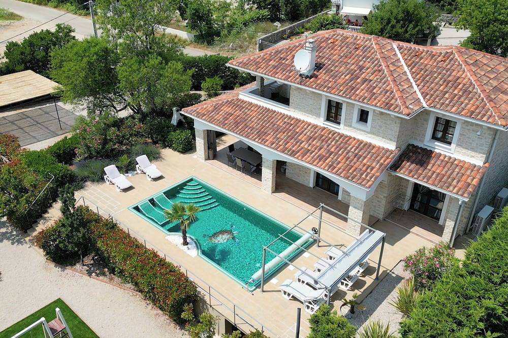 Villa Cecilia (5 *): Steinhaus, Beheizter Innenpool, Spielplatz, Fitnessraum in Lakmartin, Krk