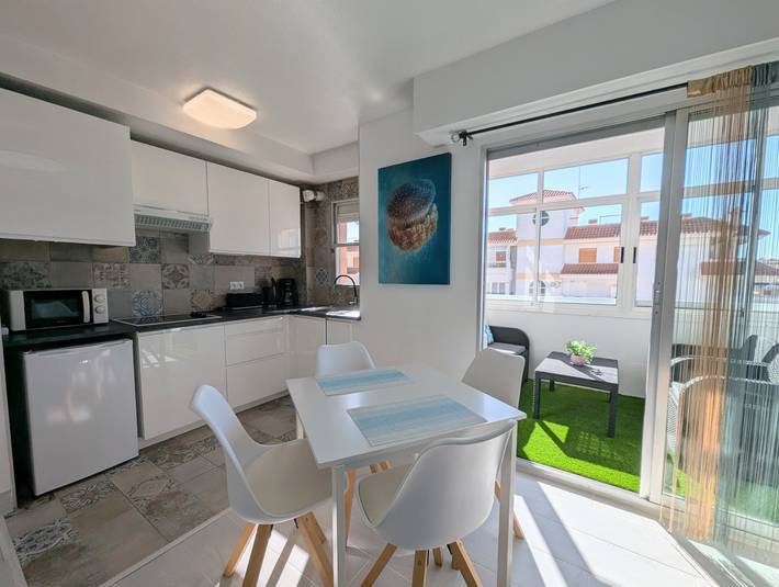 Appartement entier, Appartement moderne à 450 m de la plage avec piscine partagée, Wi-Fi et climatisation in Torrevieja, Costa Blanca