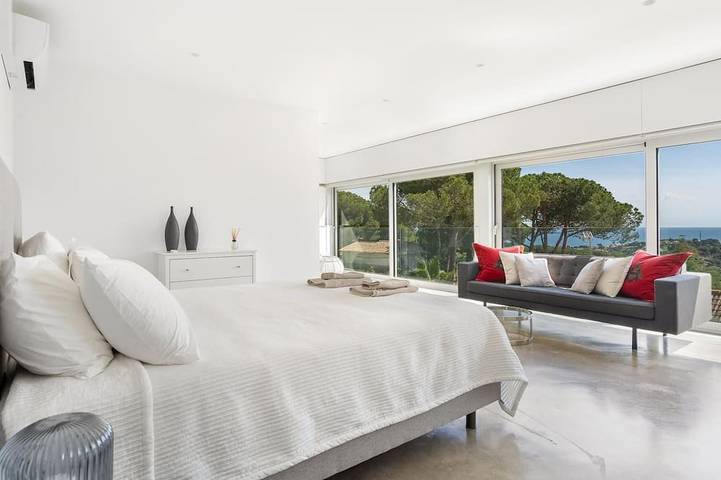 Villa design avec vue et piscine in Urbanizacion Montcabrer, Cabrils