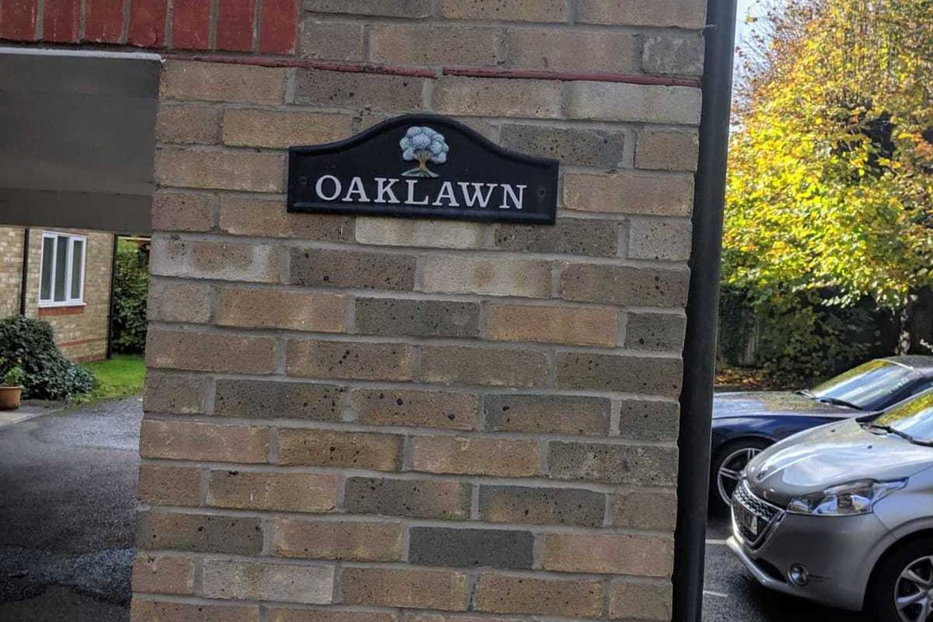 Entire holiday apartment, Oaklawn Apartment - Sleeps 4, Parking & Garden in Woking, Surrey